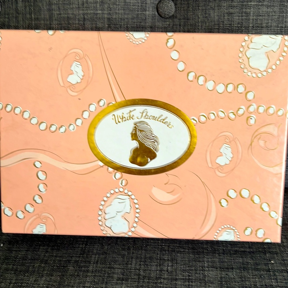 White Shoulders gift set - 80ml EDC Spray, 100ml body lotion & 3 perfumed soaps